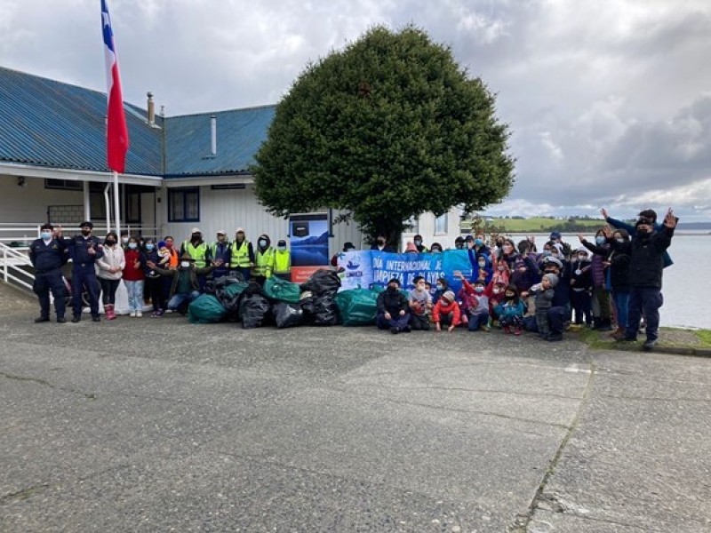 Empormontt coopera en la limpieza de playas de Chacao
