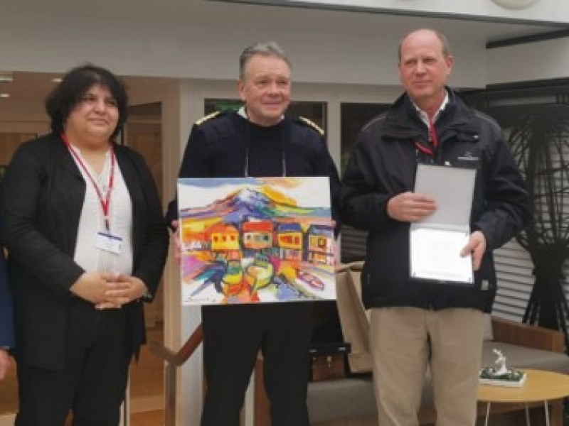  INTERCAMBIO DE PLACAS CON EL CRUCERO DE VIKING JUPITER