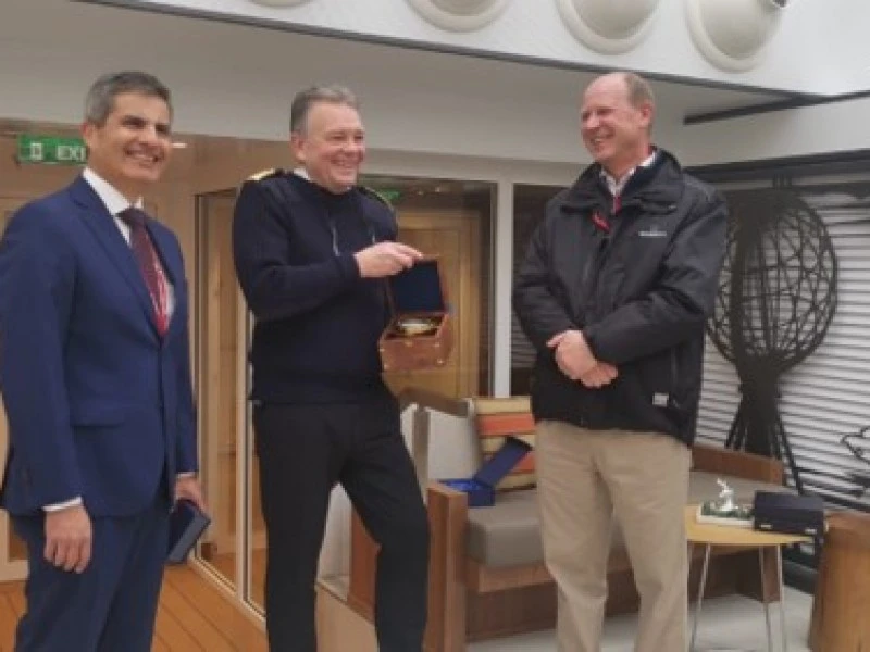  INTERCAMBIO DE PLACAS CON EL CRUCERO DE VIKING JUPITER